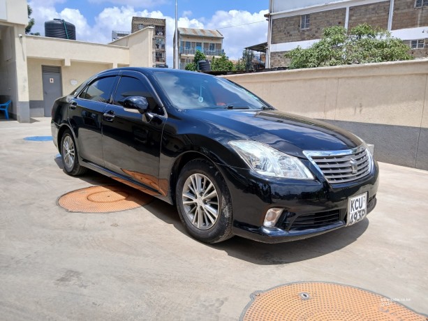 toyota-crown-royal-saloon-big-0