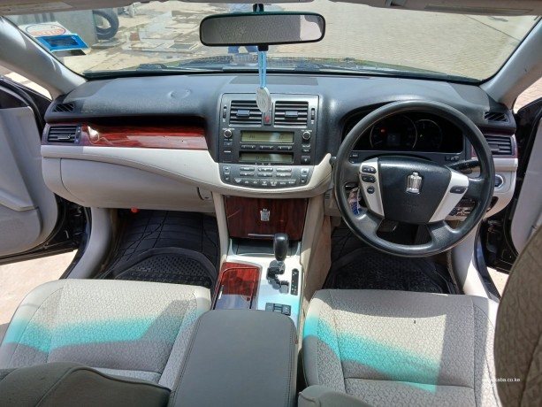 toyota-crown-royal-saloon-big-2