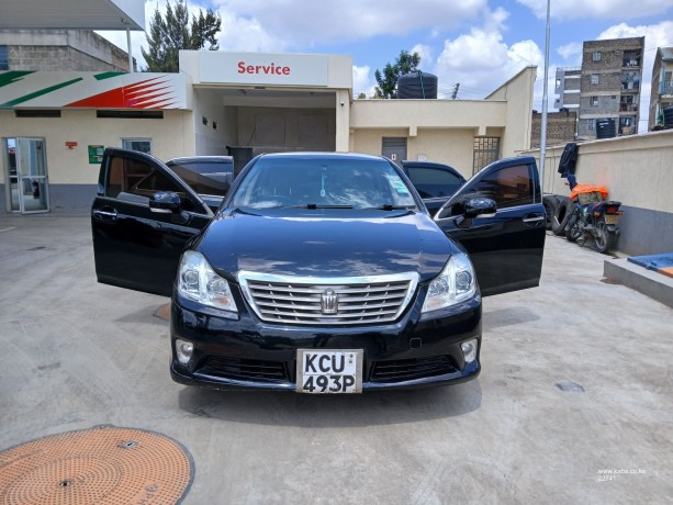 toyota-crown-royal-saloon-big-6
