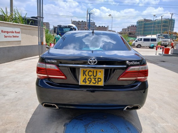 toyota-crown-royal-saloon-big-7