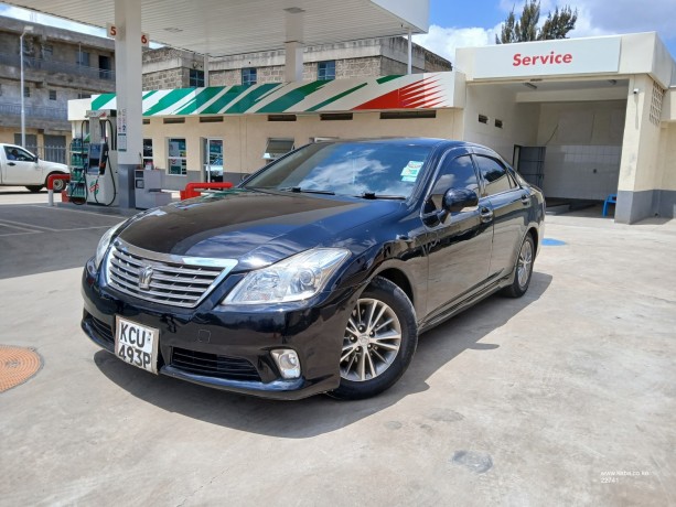 toyota-crown-royal-saloon-big-1