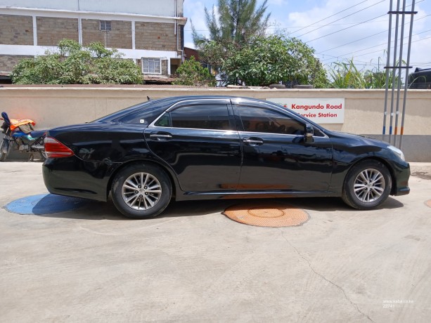 toyota-crown-royal-saloon-big-5