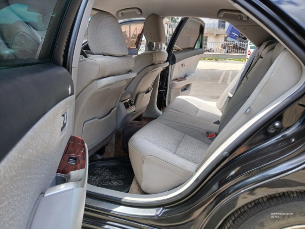 toyota-crown-royal-saloon-big-3