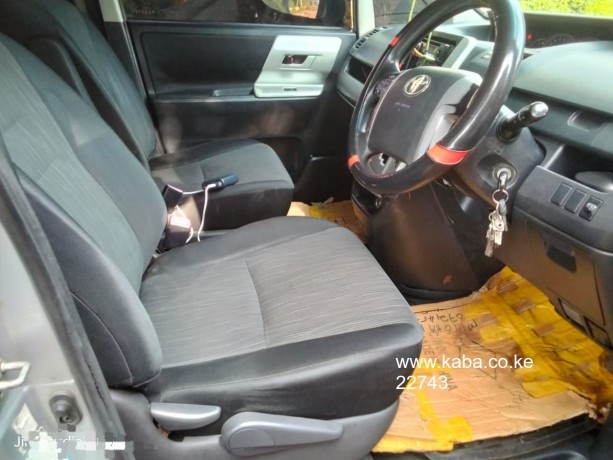 2011-toyota-noah-for-sale-big-4