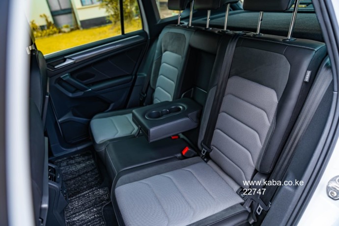 vw-tiguan-r-line-1400cc-petrolkdt-regpearl-white2018-model-headsup-display-power-boot-big-7