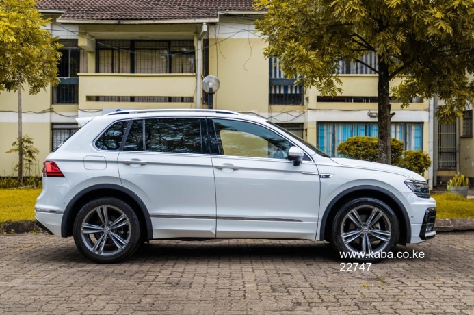 vw-tiguan-r-line-1400cc-petrolkdt-regpearl-white2018-model-headsup-display-power-boot-big-2