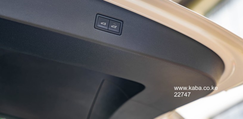 vw-tiguan-r-line-1400cc-petrolkdt-regpearl-white2018-model-headsup-display-power-boot-big-8
