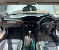 2011-bmw-320i-small-3