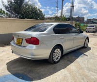 2011-bmw-320i-small-4