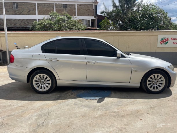 2011-bmw-320i-big-0