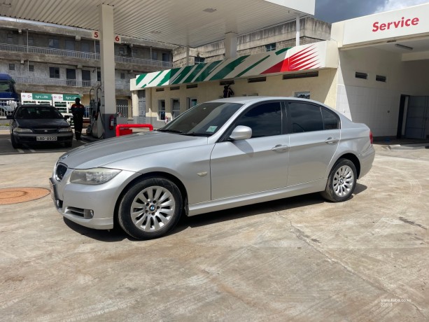 2011-bmw-320i-big-1
