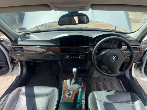 2011-bmw-320i-big-3
