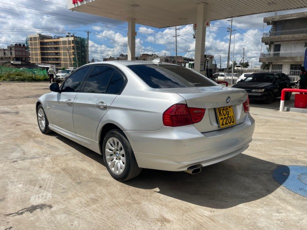 2011-bmw-320i-big-7