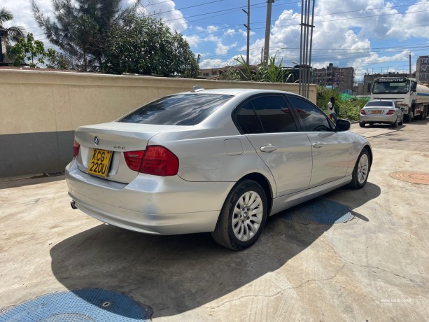2011-bmw-320i-big-4