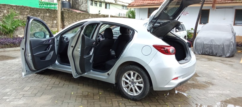 mazda-axella-2018-hatchback-big-3