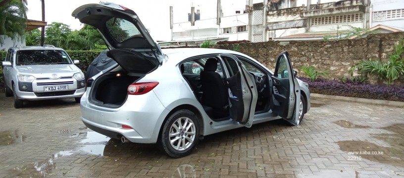 mazda-axella-2018-hatchback-big-7