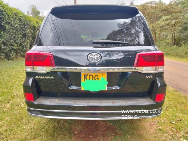 toyota-landcruiser-v8-sahara-big-3