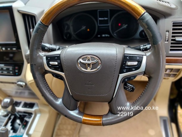 toyota-landcruiser-v8-sahara-big-4
