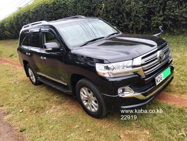 toyota-landcruiser-v8-sahara-big-1