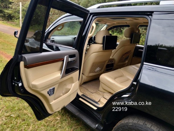 toyota-landcruiser-v8-sahara-big-7
