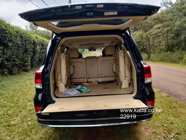 toyota-landcruiser-v8-sahara-big-6