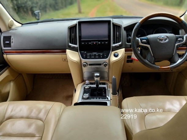 toyota-landcruiser-v8-sahara-big-5