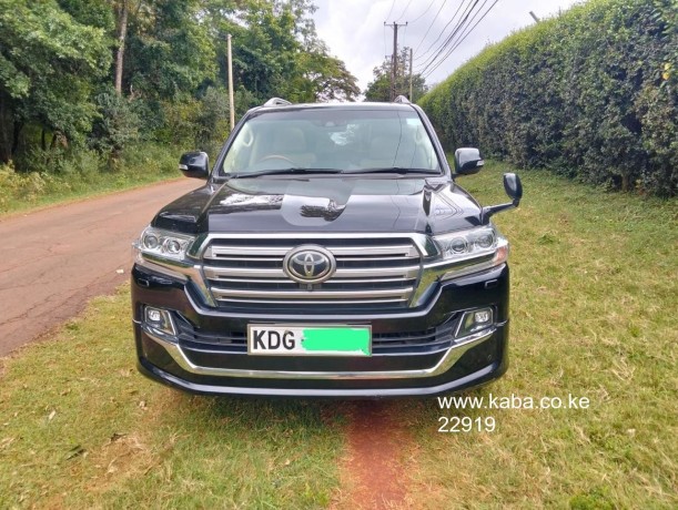 toyota-landcruiser-v8-sahara-big-0