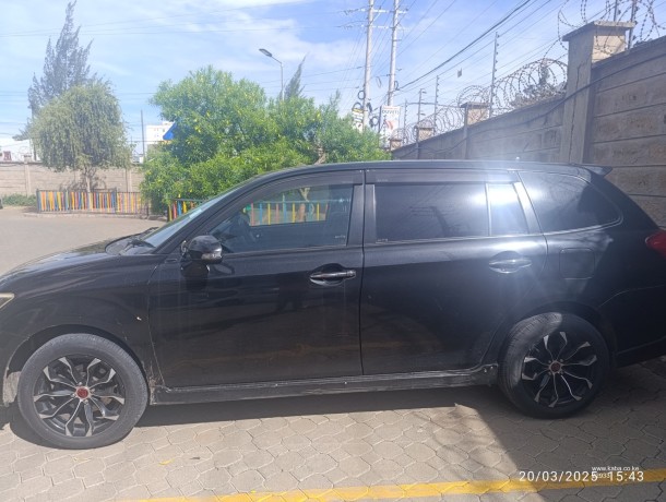 toyota-fielder-wxb-2013-big-3
