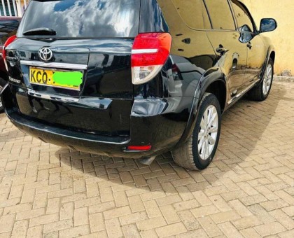 Clean well maintained Toyota Vanguard up for sale!
