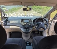 2007-mitsubishi-grandis-small-4