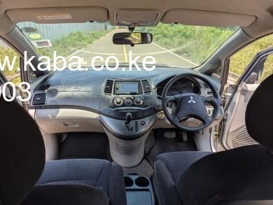 2007-mitsubishi-grandis-big-4