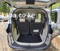 201911-toyota-sienta-small-6