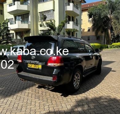 toyota-landcruiser-v8-big-1