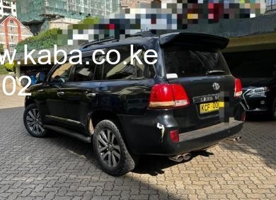 toyota-landcruiser-v8-big-0