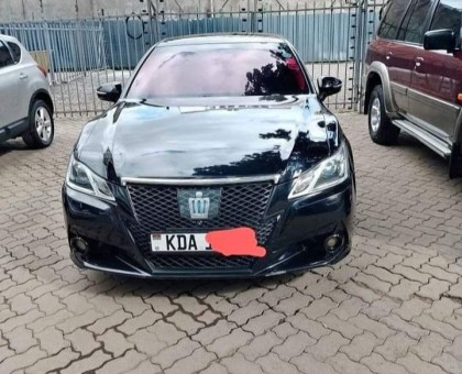 Clean buy and drive Toyota Crown,ready documents.