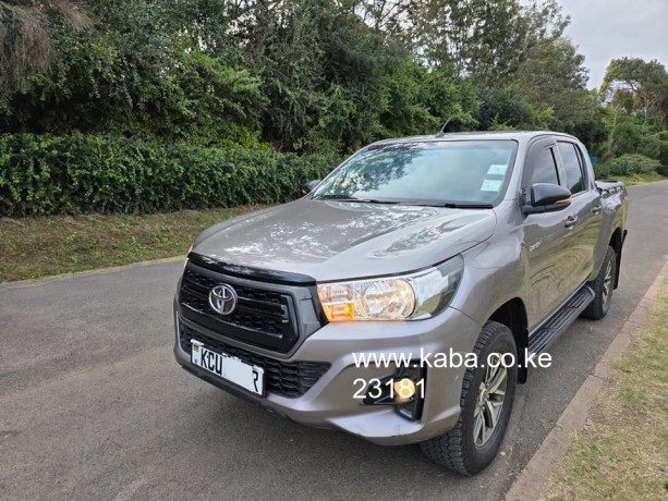 toyota-hilux-dcab-automatic-big-2