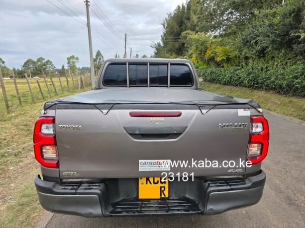toyota-hilux-dcab-automatic-big-8