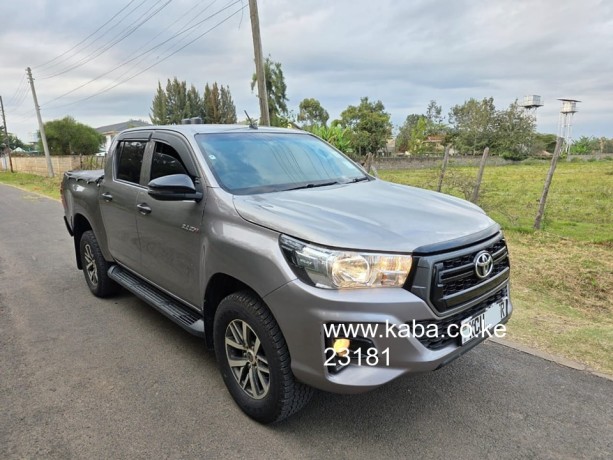 toyota-hilux-dcab-automatic-big-1