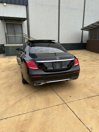 2017-mercedes-e200-amg-sunroof-big-7
