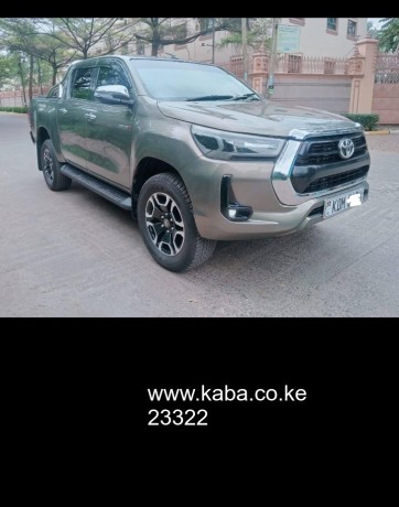 clean-toyota-hilux-at-great-price-big-1