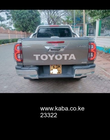 clean-toyota-hilux-at-great-price-big-3