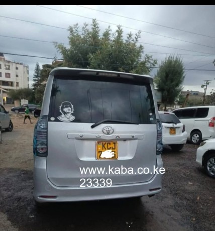 clean-toyota-voxy-up-for-sale-big-4