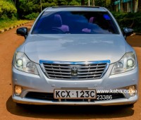 toyota-crown-royal-saloon-small-0