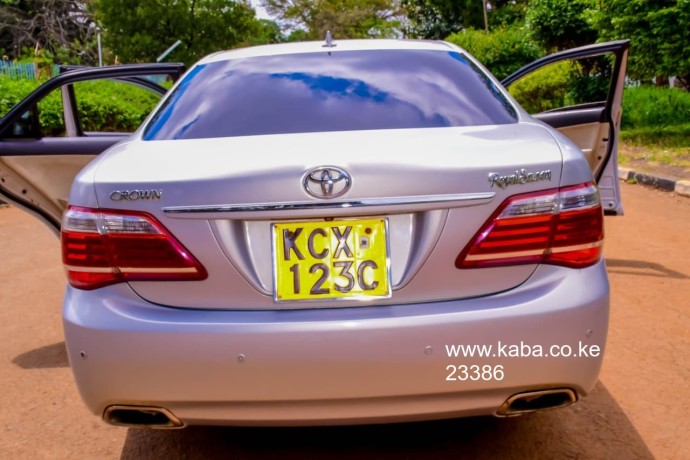 toyota-crown-royal-saloon-big-6