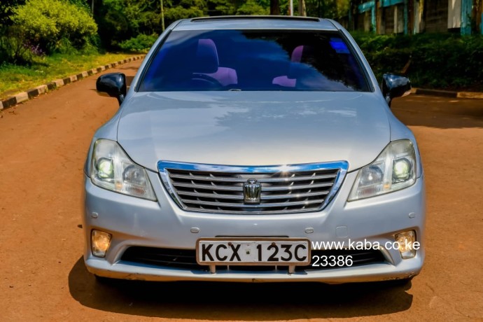 toyota-crown-royal-saloon-big-0