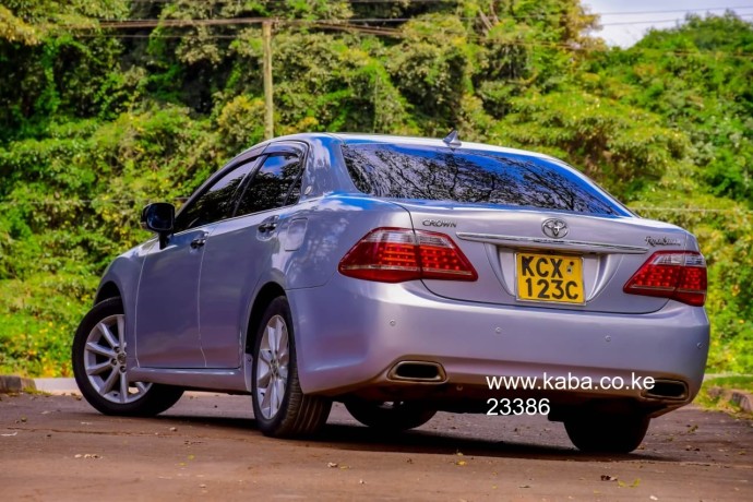 toyota-crown-royal-saloon-big-5
