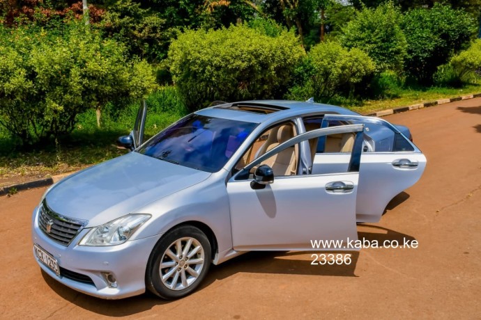 toyota-crown-royal-saloon-big-2