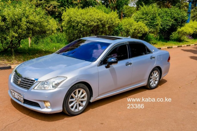 toyota-crown-royal-saloon-big-1