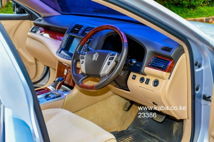 toyota-crown-royal-saloon-big-4