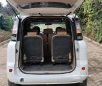 toyota-sienta-small-4
